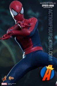 Maximum poseability and a highly detailed uniform for this Hot Toys Amazing Spider-Man 2 sixth-scale figure.