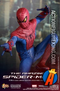 Sideshow and Hot Toys present this highly detailed 1:6th Scale Amazing Spider-Man action figure.
