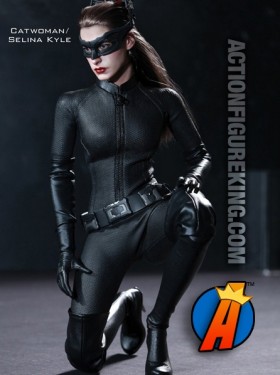 Hot Toys and Sideshow Collectibles present this sixth-scale Selina Kyle/Catwoman action figure.