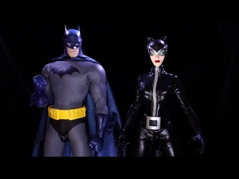 ROTATING SHOWCASE : BATMAN &amp; CATWOMAN HUSH BY MEDICOM